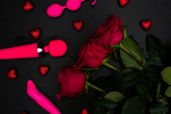 BDSM γυναικείο σετ ενηλίκων παιχνιδιών με τριαντάφυλλα. Ορισμός για την ημέρα του Αγίου Βαλεντίνου. — Φωτογραφία Αρχείου