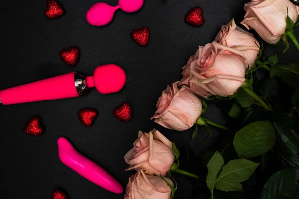BDSM γυναικείο σετ ενηλίκων παιχνιδιών με τριαντάφυλλα. Ορισμός για την ημέρα του Αγίου Βαλεντίνου. — Φωτογραφία Αρχείου