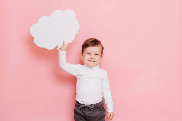 Retrato de estudio de un niño con una pizarra blanca en blanco en forma de nube — Foto de Stock