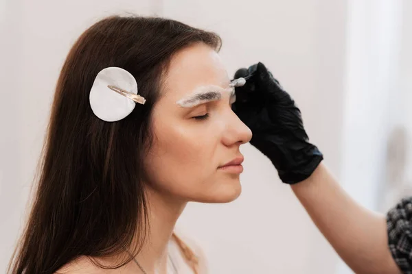 The cosmetologist-brovist begins the first stage, in the correction of eyebrows, with the cleansing of the skin in the beauty salon. Professional facial care