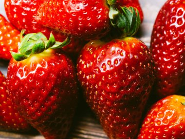 Taze, sulu, olgun kırmızı çilek yakından.