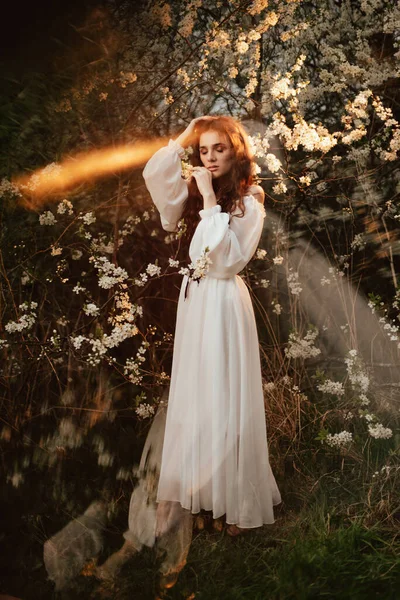Bir orman perisi gibi görünen romantik bir kızın tam boy portresi, hayalgücü öğeleriyle dolu bir bahçede. Fantezi konsepti, peri masalları.