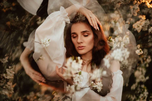 森の妖精のようなロマンチックな女の子の肖像画、ファンタスマゴリアの要素を持つ開花庭で。ファンタジーやメルヘンの概念. — ストック写真