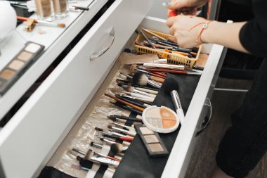 Makyaj fırçaları makyaj sanatçılarının işyerindeki çekmecede. yakın plan