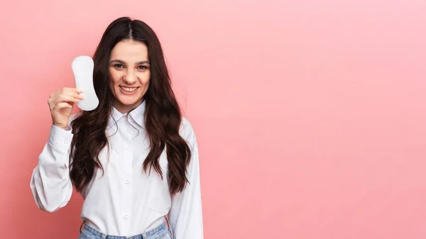 Studioaufnahme eines Mädchens, das zur Menstruation einen Strumpfhosen in der Hand hält. Raum für den Text. Das Konzept der weiblichen Hygiene. — Stockfoto