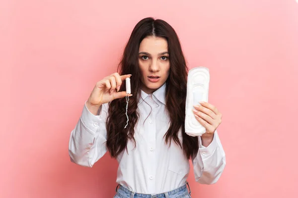 Studioaufnahme eines jungen Mädchens mit Strumpfhosen und Tampons für die Menstruation. — Stockfoto