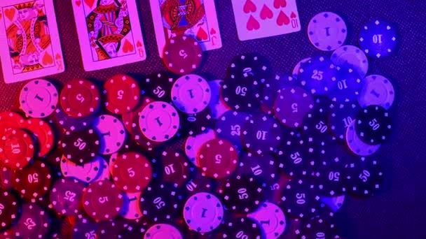 Koncept pokeru. Připojení fotoaparátu nad stolem s čipy a rozvržením Royal Flush. Horní pohled. Ve videu je kouř. — Stock video