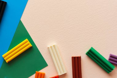 Çocukların yaratıcılığı ve gelişimi için bir set. Plastikler, keçeli kalemler, masaya renkli kağıtlar. Metnin için yer