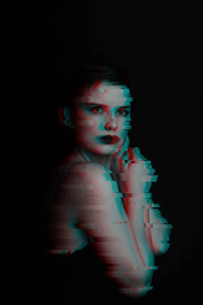 Retrato sensual de una chica sexy sobre un fondo oscuro de cerca. ruido se superpone en la foto. Blanco y negro con efecto glitch —  Fotos de Stock