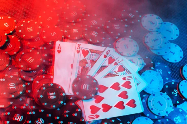 Concept de casino : cartes à jouer, jetons de pari. Vue de dessus. Fumée ajoutée à la photo — Photo