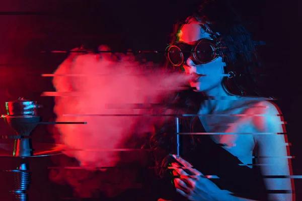 Atmosfera de narguilé. A menina gosta de fumar um narguilé, sheesha. Surrealismo — Fotografia de Stock