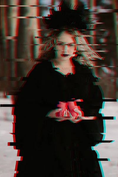 Portrét dívky k obrazu temné čarodějnice s rozmazaným obrazem. Černobílý anaglyf s 3D glitch efektem — Stock fotografie