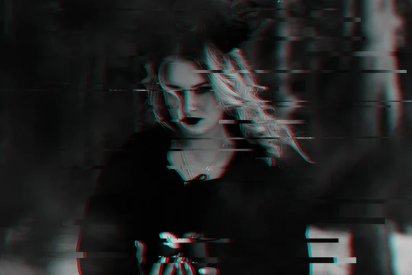 Retrato de una niña a imagen de una bruja oscura con una imagen borrosa. Anaglifo blanco y negro con efecto de fallo 3D — Foto de Stock