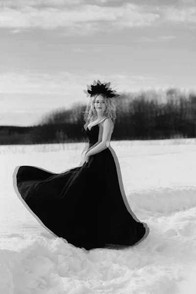 ぼやけたイメージの暗い魔女のイメージの少女の肖像画。3Dグリッチ効果を持つ黒と白のアナグリフ — ストック写真