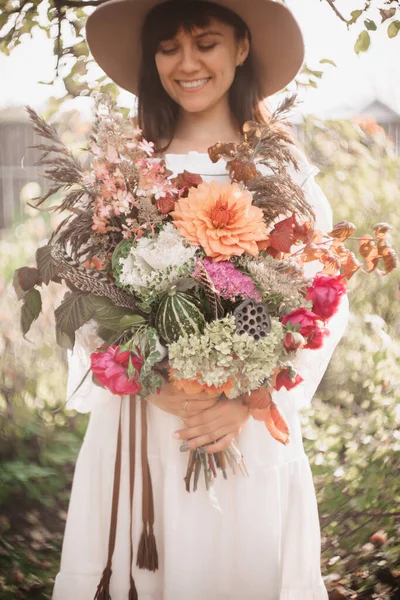 美しい女性が手に花束とハーブを持っています。ロマンチックな気分 — ストック写真