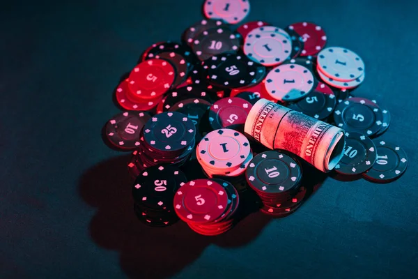 Poker. jouer des jetons, de l'argent placé sur un pari. gros plan — Photo