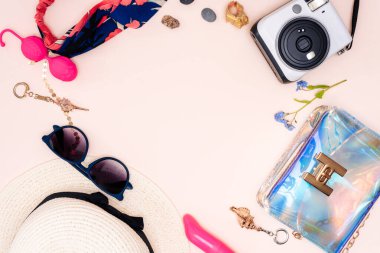 Yaz seyahati aksesuarları. Yetişkin oyuncakları, kamera, şapka, arka planda gözlük. Metnin için boşluk