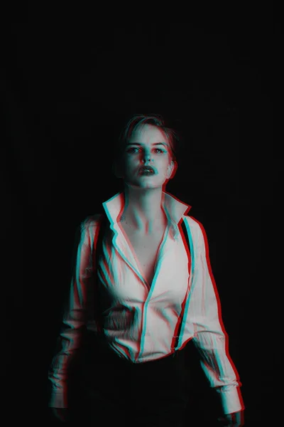 Retrato de una chica con una camisa blanca con tirantes y lápiz labial rojo. foto con el grano tirado. Blanco y negro con efecto de realidad virtual de fallo 3D — Foto de Stock