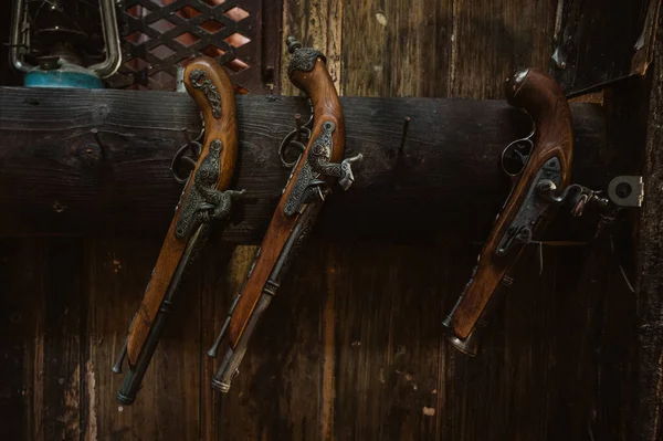 Retro, antieke pistolen musketten opknoping aan de muur — Stockfoto