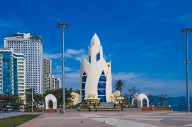 Nha Trang tatil köyündeki plajın yanındaki merkez meydandaki nilüfer kulesi. NHA Trang, Vietnam - 21 Ocak 2025.