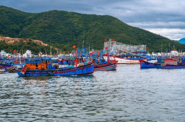 Vietnamlı balıkçı tekneleri ve denizcilerle birlikte Asya 'daki balıkçı limanında. Nha Trang, Vietnam - 17 Mart 2025