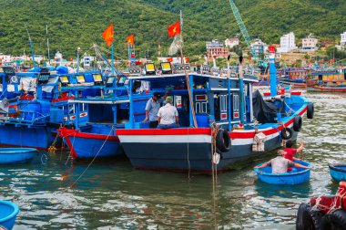 Vietnamlı balıkçı tekneleri ve denizcilerle birlikte Asya 'daki balıkçı limanında. Nha Trang, Vietnam - 17 Mart 2025