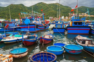 Nha Trang 'daki deniz kıyısındaki balıkçı limanında geleneksel Vietnam balıkçı tekneleri, gemiler ve gemilerinin panoramik görüntüsü. Nha Trang, Vietnam - 17 Mart 2025
