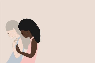 Farklı ırktan iki kız. Kucaklaşma. Destek. Kadınlar.