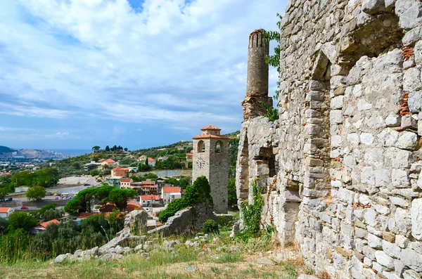 Romjai a Szent Katalin-templom és a Clock tower, Bar, Montenegro — Stock Fotó