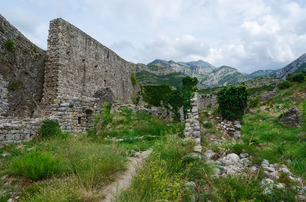 Rovine delle mura del castello con vista sulle montagne, Old Bar, Montenegro — Foto Stock