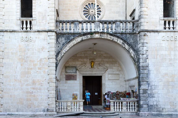 Вход в собор Святого Трифона, Котор, Черногория — стоковое фото