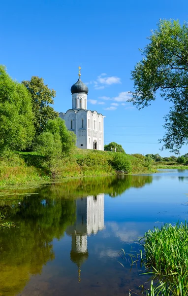 Iglesia de intercesión en Nerl cerca de la aldea de Bogolyubovo, Rusia —  Fotos de Stock