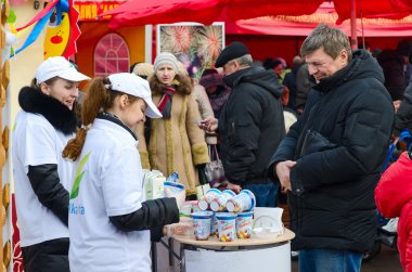Süt ve süt ürünleri Fuarı'nda Shrovetide şenlikleri sırasında tatma 