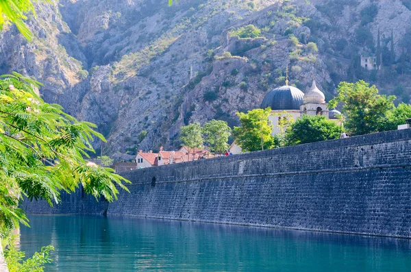 Τείχος στον ποταμό Shkurda στην παλιά πόλη, Κότορ, Μαυροβούνιο — Φωτογραφία Αρχείου