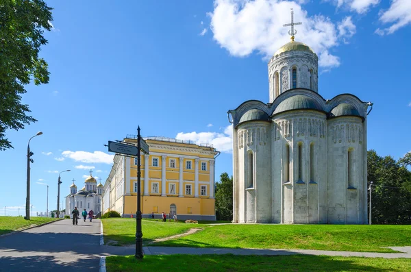 ディミートリアスと聖母被昇天大聖堂、地方の公式の場所、Vladimir、ロシアの建物 — ストック写真