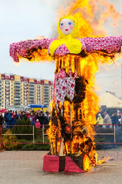 As pessoas estão olhando para a queima de efígies de Shrovetide — Fotografia de Stock