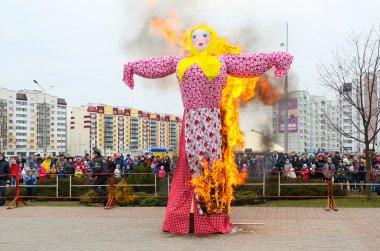 Geleneksel Shrovetide Shrovetide sırasında korkuluk yanma