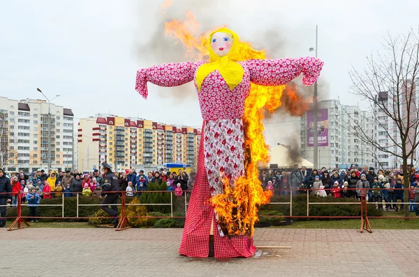 Queimando tradicional de espantalho de Shrovetide durante Shrovetide — Fotografia de Stock