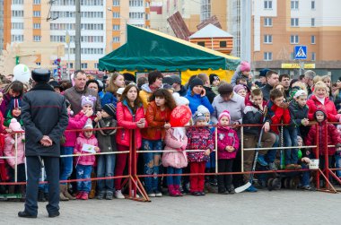 Shrovetide korkuluk yanan insanlar bariyer arkasında bekliyor