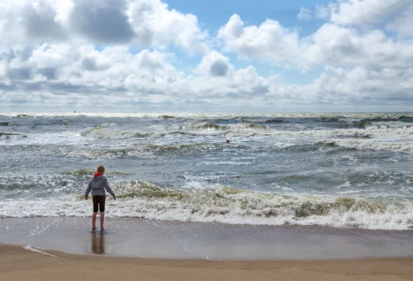 Junge am Ufer der unruhigen Ostsee — Stockfoto