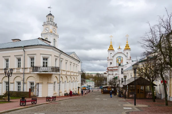 Vue de la Résurrection (Rynkovaya) Église et hôtel de ville, Vitebsk, Biélorussie — Photo
