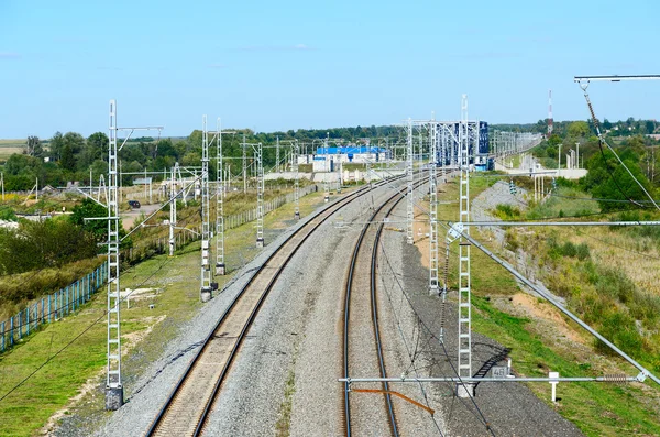 Kijk op het spoorlijnen en brug over de rivier Nerl, Bogolubovo — Stockfoto