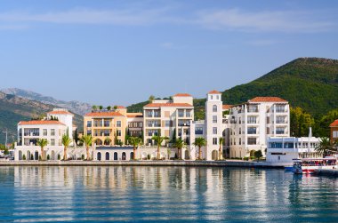Tivat, Karadağ Körfezi kıyısında modern otel