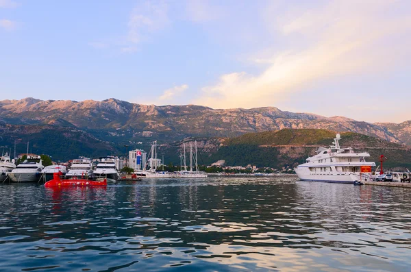 Vergnügungsyachten am Pier dukley marina am Wasser, budva, montenegro — Stockfoto