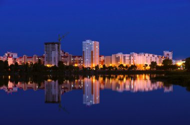 Gomel görünümünü su yansıması ile akşam