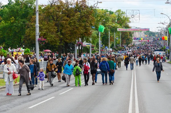 La gente camina por la calle Sovetskaya durante las celebraciones del Día de la Ciudad, Gomel, Bielorrusia — Foto de Stock