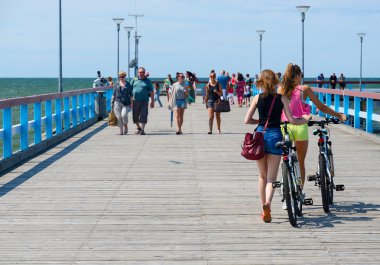 Palanga, Litvanya iskelede insanlar yürümek