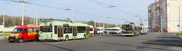 无轨电动巴士和的士在最后一站，白俄罗斯戈梅利 — 图库照片