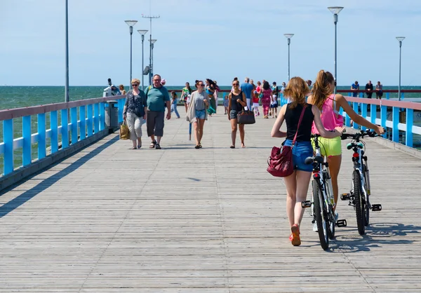 Menschen gehen auf dem Pier in Palanga, Litauen — Stockfoto