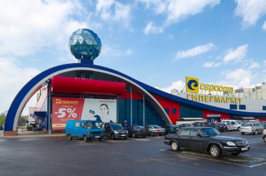 Hipermarket Euroopt sokak Khatayevich, Gomel, Beyaz Rusya üzerinde